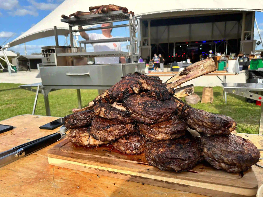 Food is served progressively, beginning with sausages and achuras before moving on to larger cuts such as short ribs and skirt steak